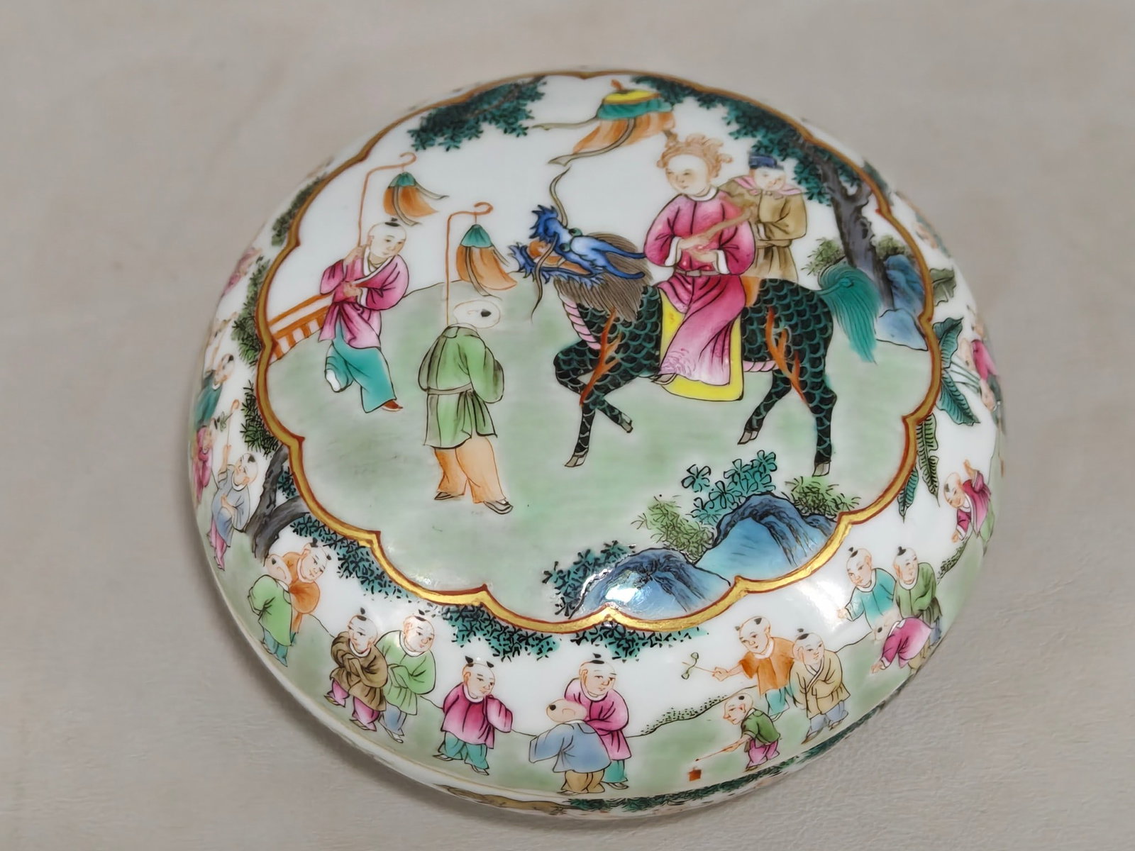A Exquisite Famille-Rose Figures Pattern Box - 2