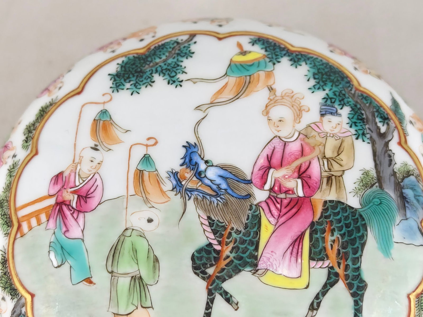 A Exquisite Famille-Rose Figures Pattern Box - 3