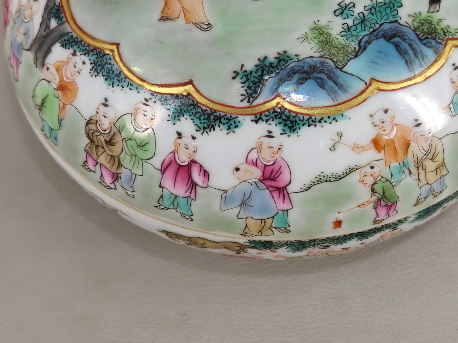 A Exquisite Famille-Rose Figures Pattern Box - 4