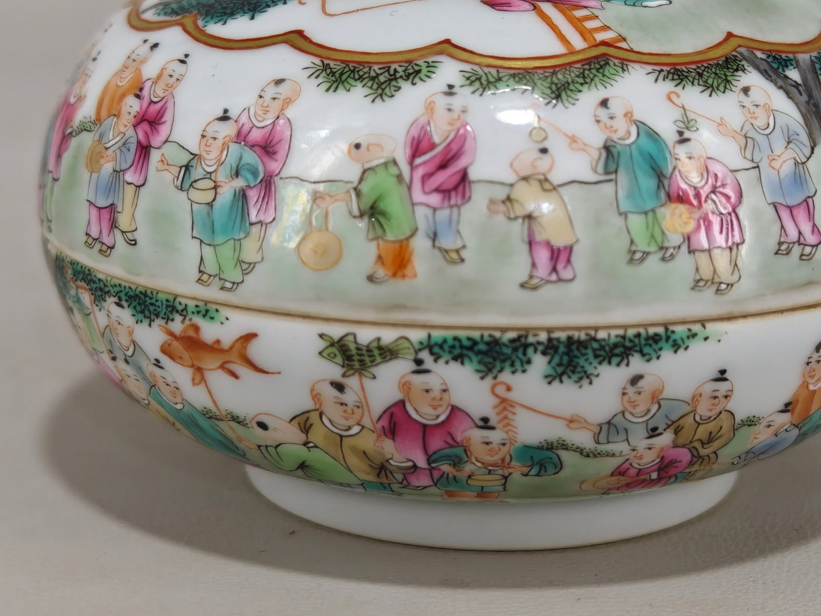 A Exquisite Famille-Rose Figures Pattern Box - 7
