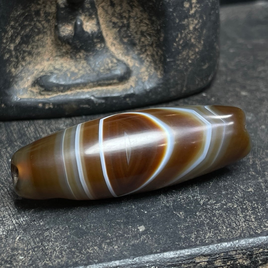 A Exquisite Tiger Tooth Dzi bead: A Exquisite Tiger Tooth Dzi bead,Qing Dynasty, China,Size:0.7inx2in 虎牙天珠,中国清代