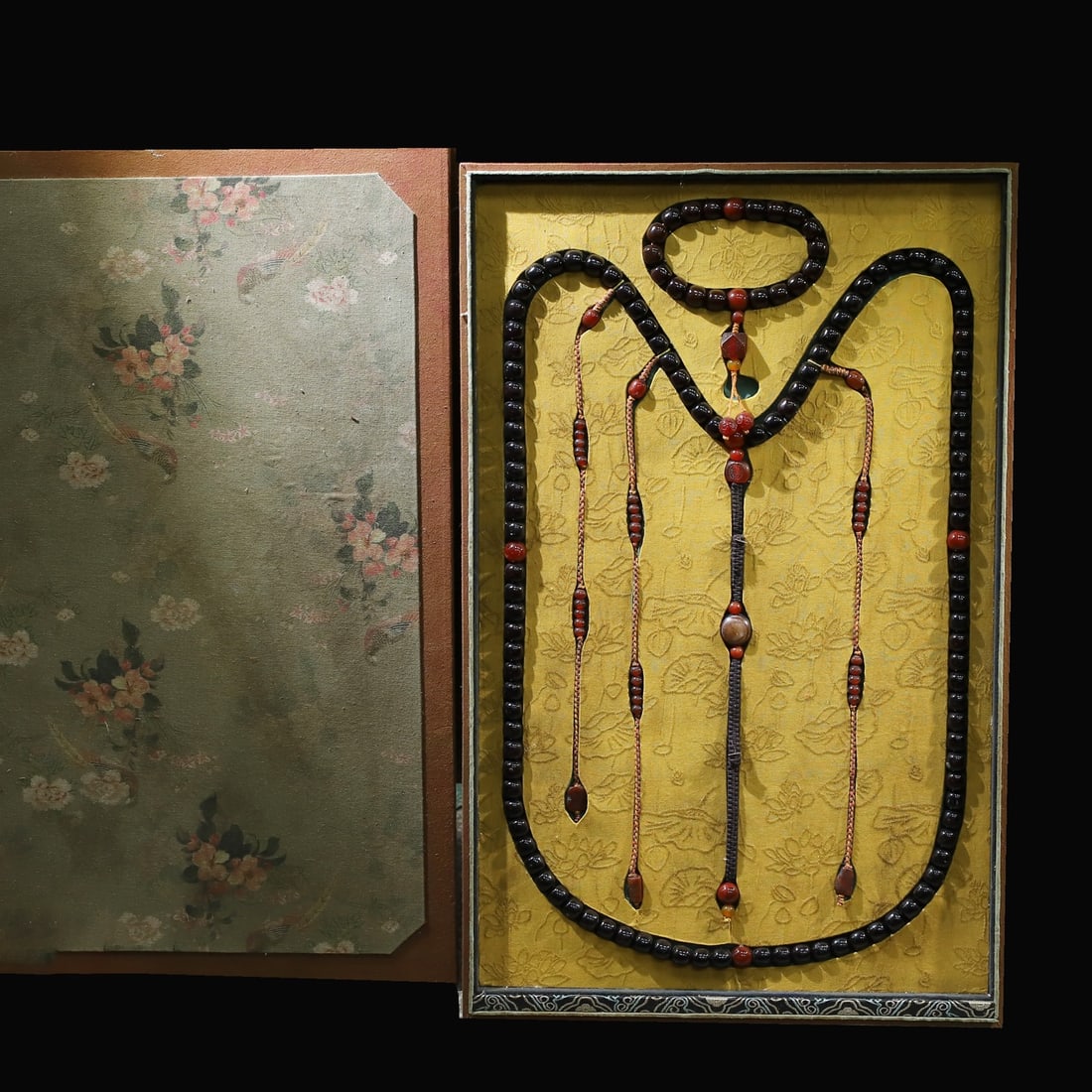 A Exquisite Hotan Jade Necklace: A Exquisite Hotan Jade Necklace,Qing Dynasty, China,Size:28.7inx18.1inx2.4in 和田玉项链,中国清代