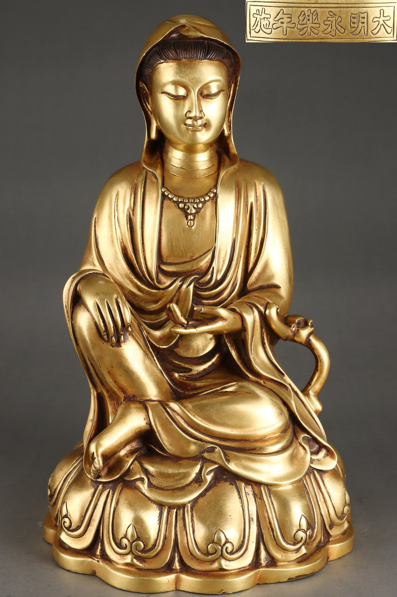 A Exquisite Gilt Bronze Statue of Avalokitesvara Ornament: A Exquisite Gilt Bronze Statue of Avalokitesvara Ornament,Ming Dynasty, China,Yongle Six-character Mark,Size:15inx9.1in,Weight:8250g