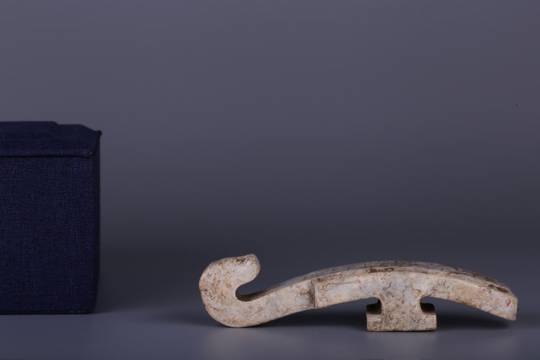 A Exquisite Hotan Jade Dragon Ornament: A Exquisite Hotan Jade Dragon Ornament,Han Dynasty, China,Size:3.9inx0.9inx0.8in,Weight:71.8g 和田玉龙摆件,中国汉代