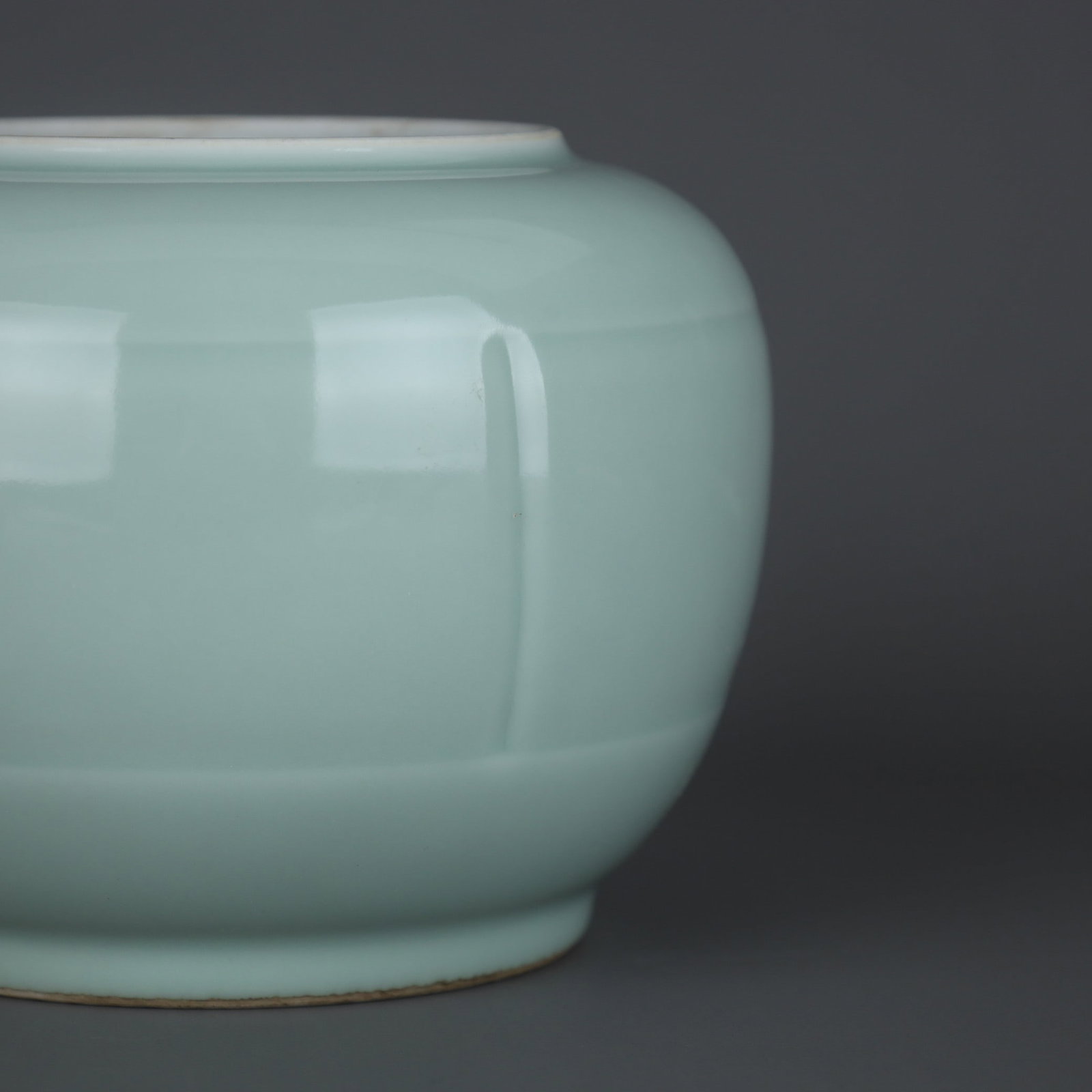 A Exquisite Pea Green Glaze Jar - 8