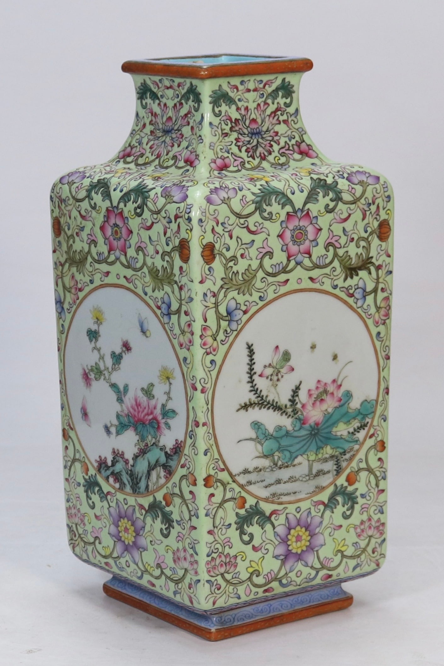 A Exquisite Apple Green Glazed Flower Pattern Vase - 2