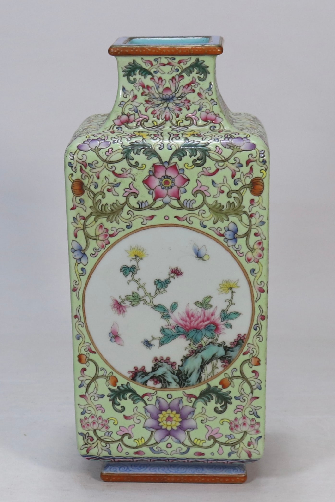 A Exquisite Apple Green Glazed Flower Pattern Vase - 3