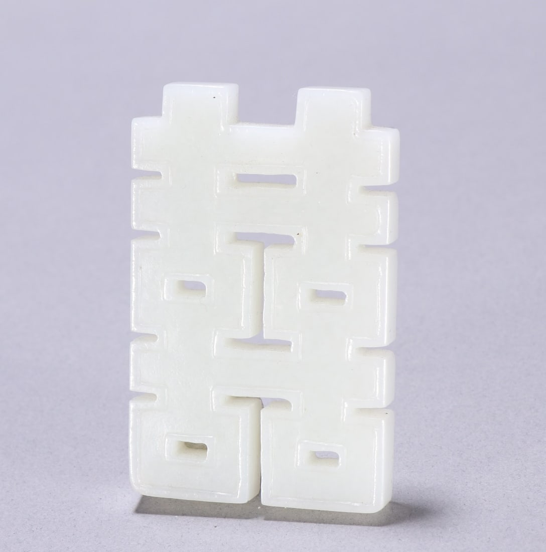 A Exquisite Hotan Jade Jade pendant: A Exquisite Hotan Jade Jade pendant,Qing Dynasty, China,Size:2.8inx1.7in,Weight:55.8g 和田玉佩,中国清代