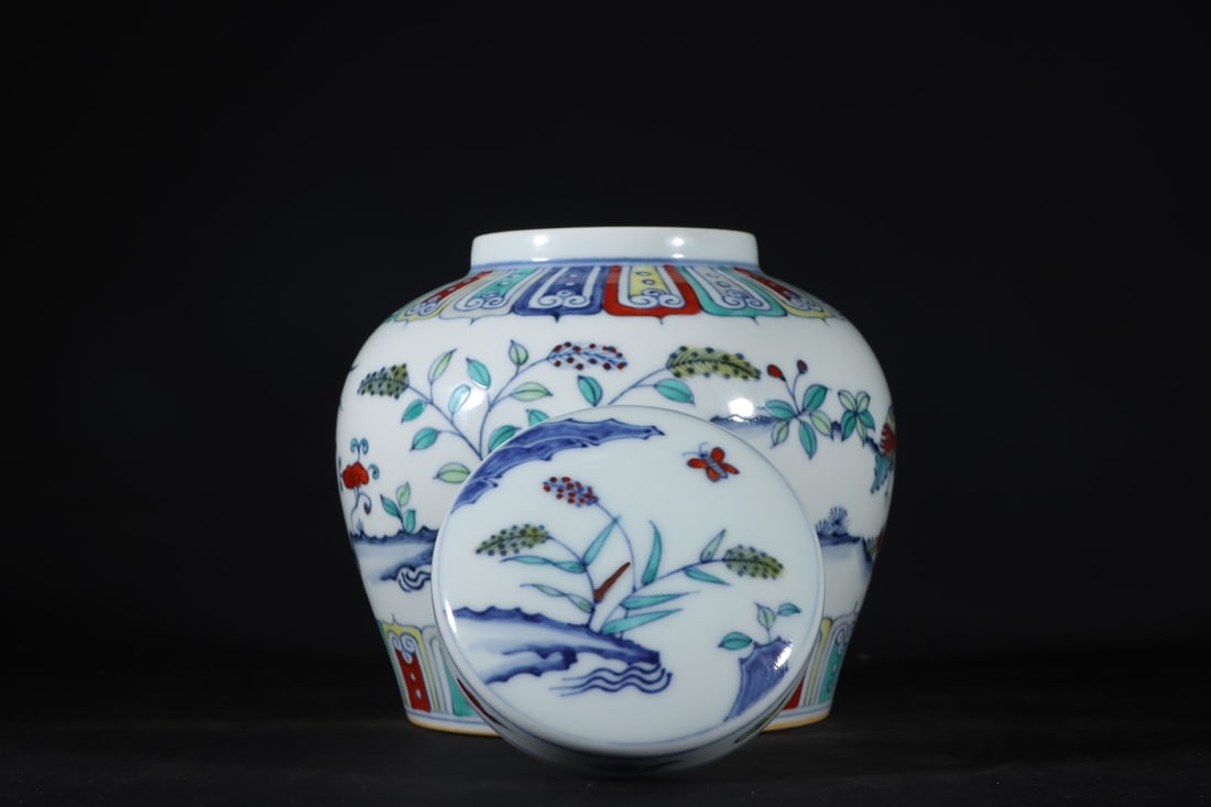 A Exquisite Doucai Flower and Bird Pattern Jar - 7