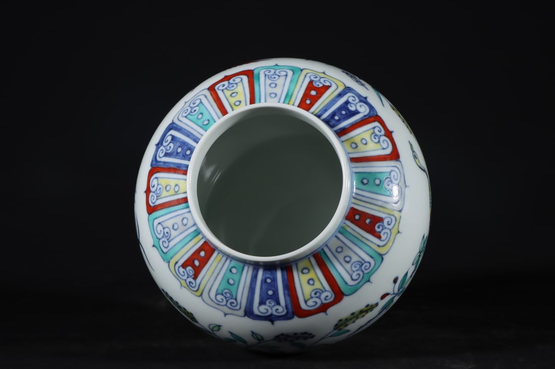 A Exquisite Doucai Flower and Bird Pattern Jar - 8