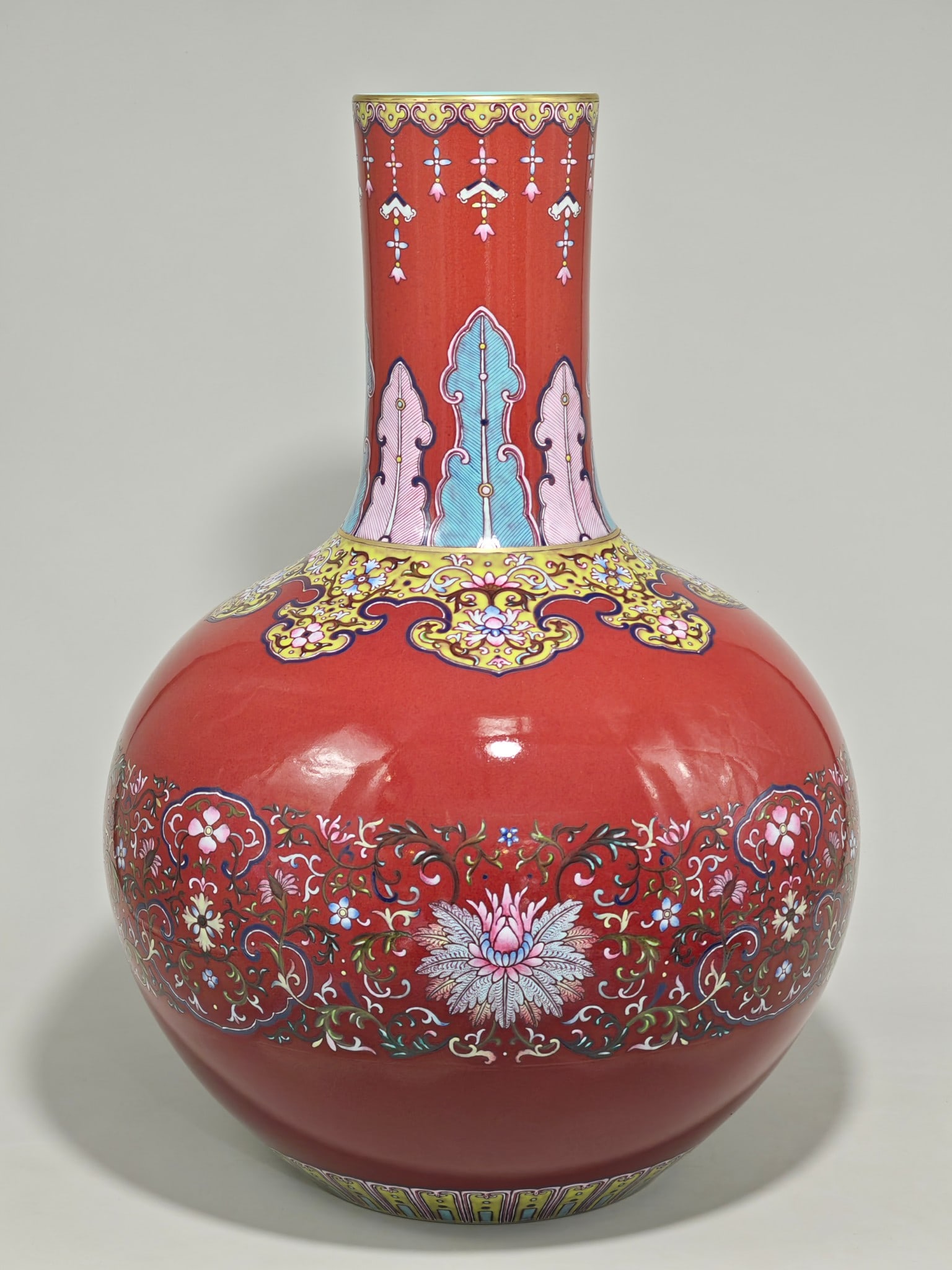 A Exquisite PeachBloom-Glazed Lotus Pattern Vase - 3