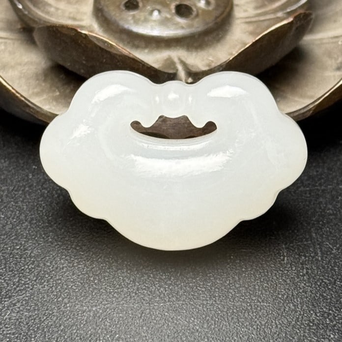 A Exquisite Hotan Jade Ruyi Pendant: A Exquisite Hotan Jade Ruyi Pendant,Qing Dynasty, China,Size:1.2inx0.8inx0.4in,Weight:11g 和田玉如意吊坠,中国清代