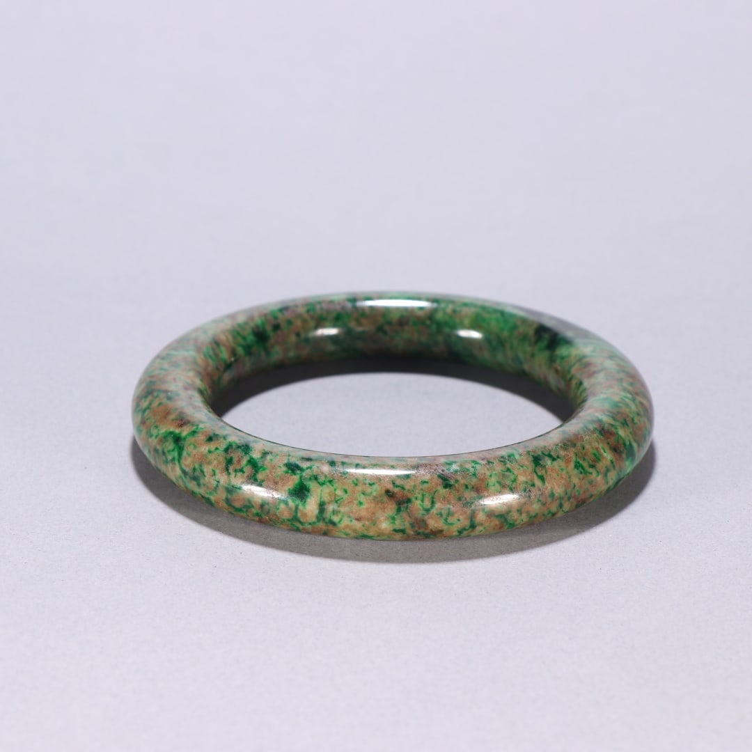 A Exquisite Jadeite Bracelets: A Exquisite Jadeite Bracelets,Qing Dynasty, China,Size:2.3inx0.5in,Weight:87.1g 翡翠手镯,中国清代