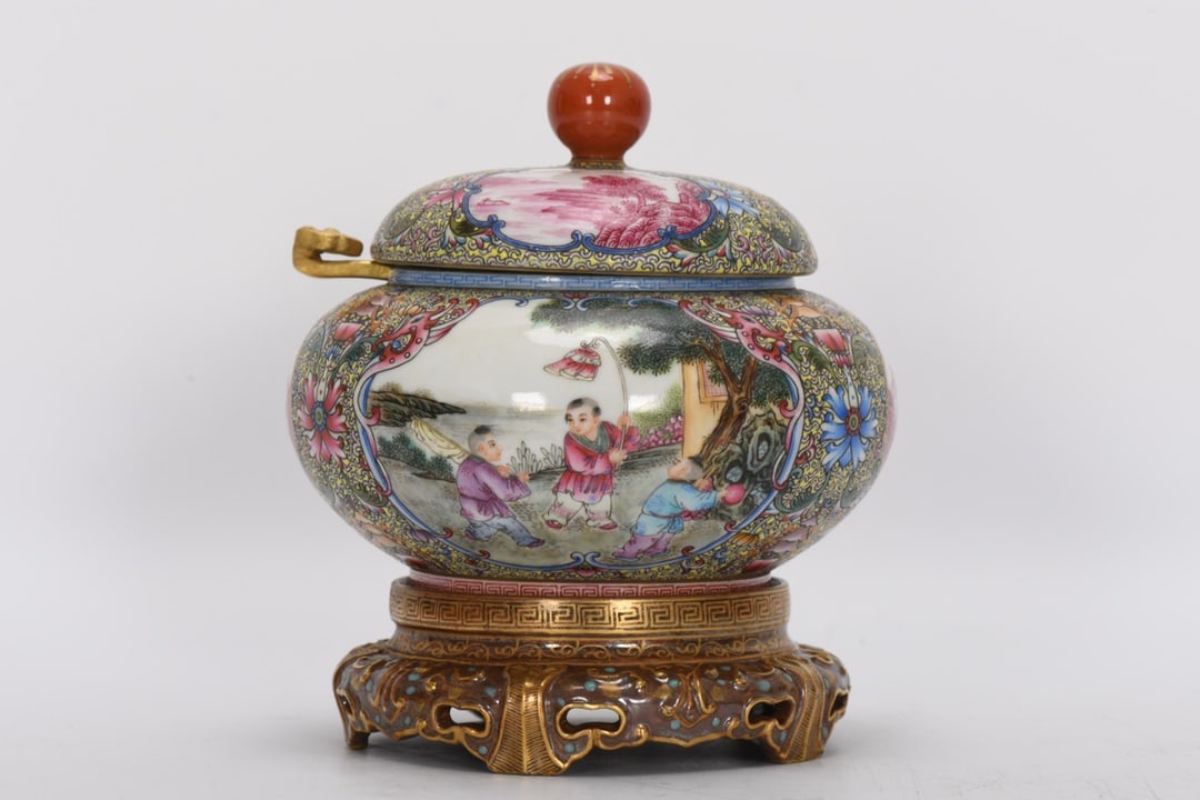 A Exquisite Enamel Figures Pattern Jar: A Exquisite Enamel Figures Pattern Jar,Qing Dynasty, China,Qianlong Four-character Mark,Size:5.3inx3.1inx4.7inx3.8in