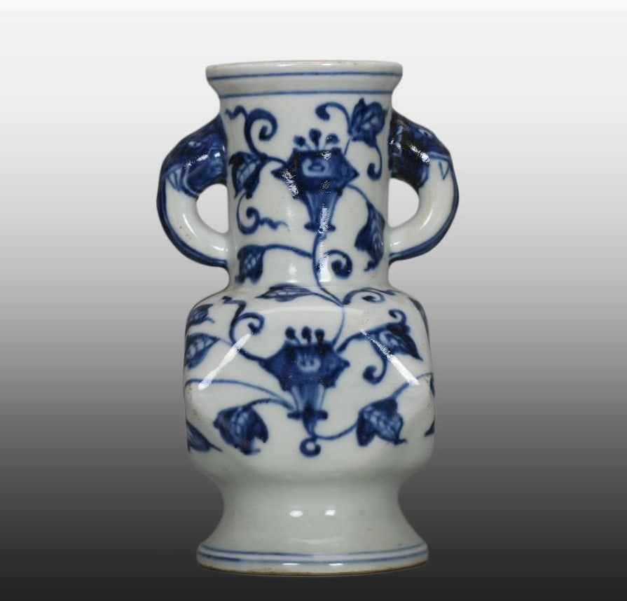 A Exquisite Blue And White Flower Pattern Double Ears Vase: A Exquisite Blue And White Flower Pattern Double Ears Vase,Ming Dynasty, China,Xuande Six-character Mark,Size:7.2inx2.8inx4.3inx3.3in 青花花卉纹双耳瓶,&