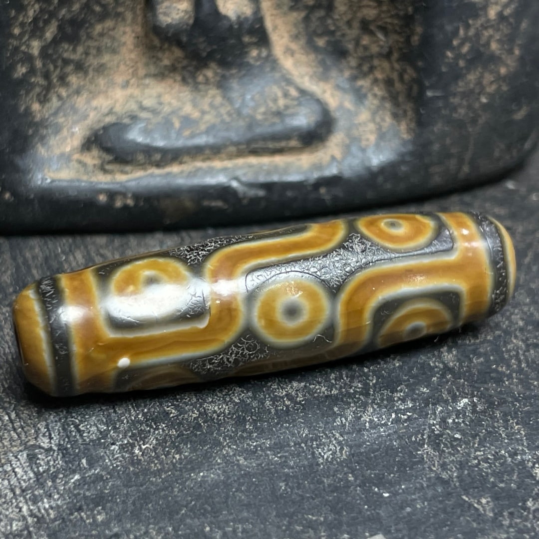 A Exquisite Nine Eye Dzi bead: A Exquisite Nine Eye Dzi bead,Qing Dynasty, China,Size:0.5inx0.5in 九眼天珠,中国清代