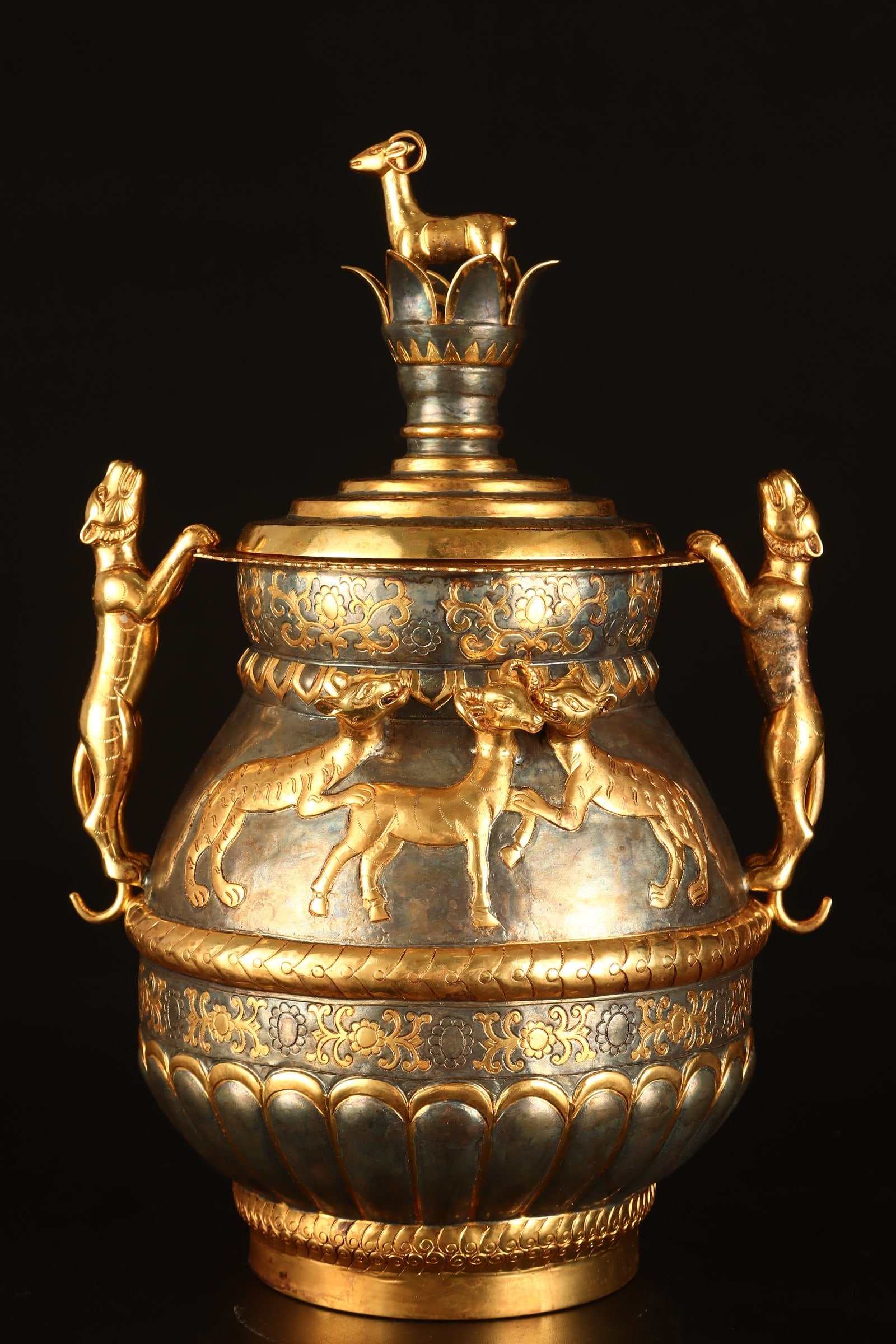 A Exquisite Gilt Bronze Dog Pattern Jar: A Exquisite Gilt Bronze Dog Pattern Jar,Tang Dynasty, China,Size:11.8inx7.5in,Weight:1900g 铜鎏金犬纹罐,中国唐代
