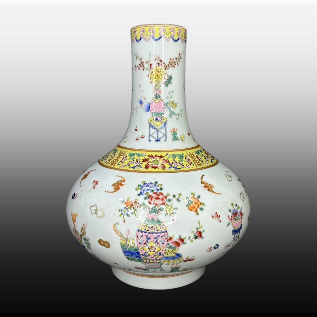A Exquisite Famille-Rose Flower Pattern Vase (1 of 7)