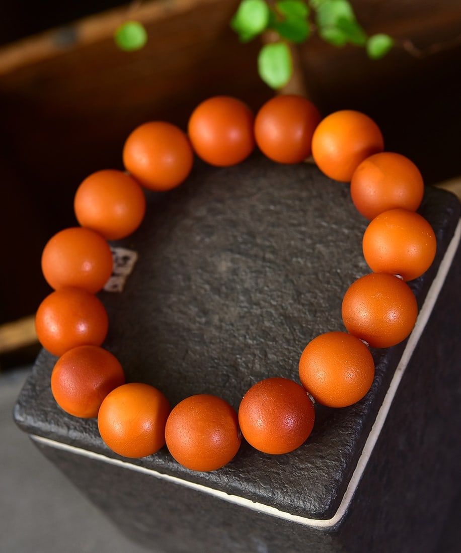 A Exquisite Amber Bracelets: Amber Bracelets,Qing Dynasty, China,Size:0.6in, Weight:29.5g 蜜蜡手链,中国清代