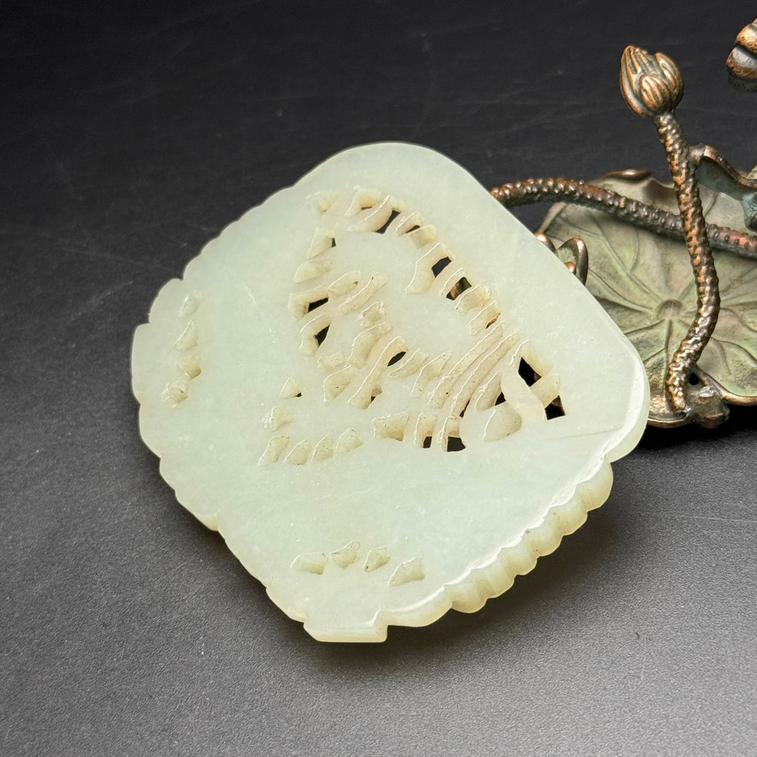 A Exquisite Hotan Jade Crane Pattern Pendant - 4
