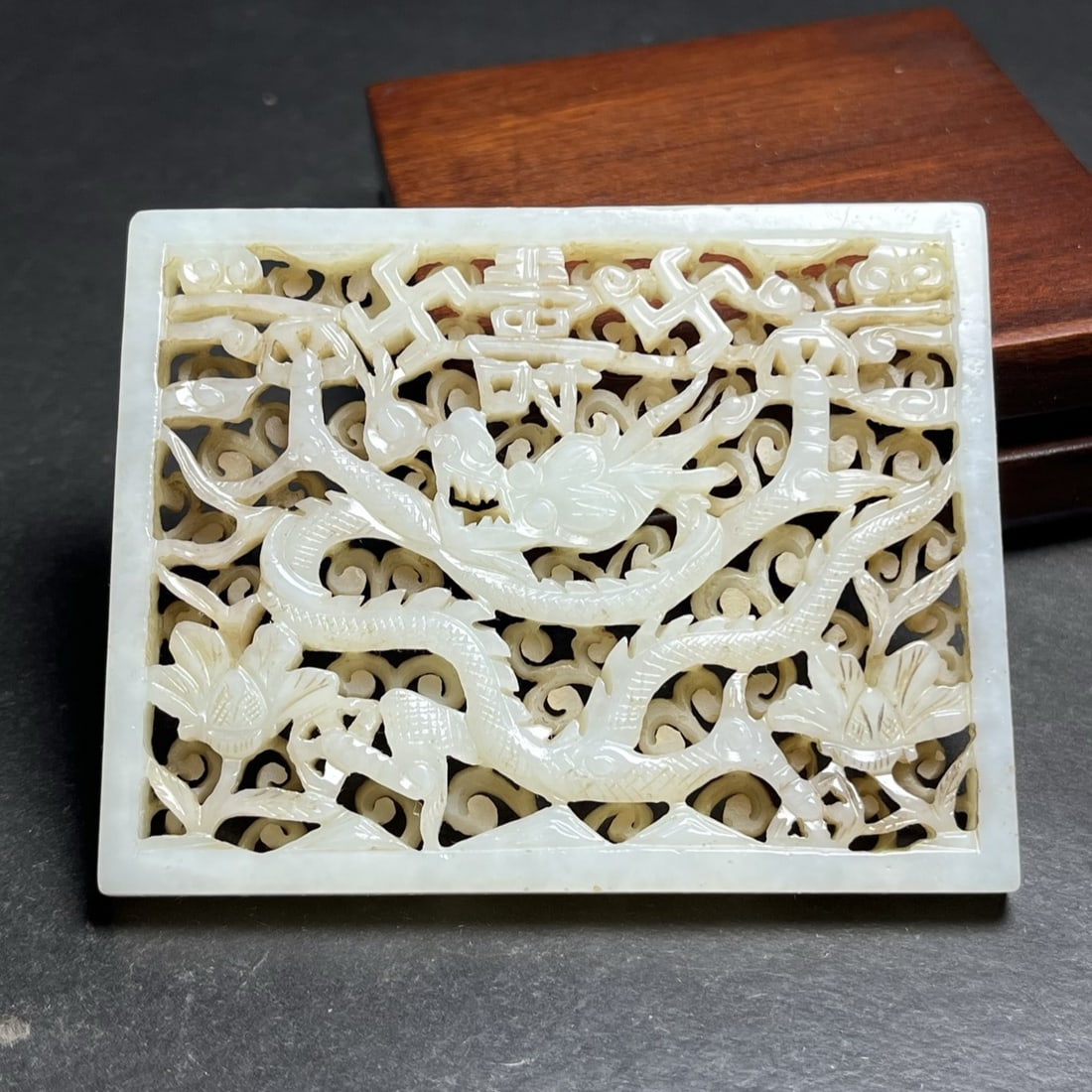 A Exquisite Hotan Jade Dragon Pattern Ornament: A Exquisite Hotan Jade Dragon Pattern Ornament,Qing Dynasty, China,Size:3.3inx0.2inx2.6in,Weight:66g 和田玉龙纹摆件,中国清代
