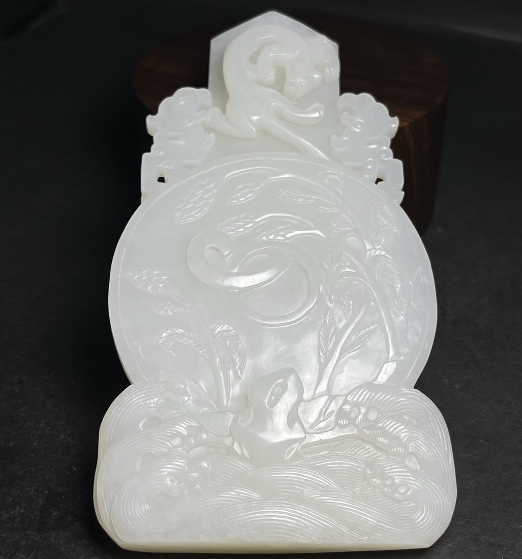 A Exquisite Hotan Jade Dragon Pattern Jade Bi: A Exquisite Hotan Jade Dragon Pattern Jade Bi,Qing Dynasty, China,Size:5.5inx0.5inx2.8in,Weight:200g 和田玉龙纹玉壁,中国清代