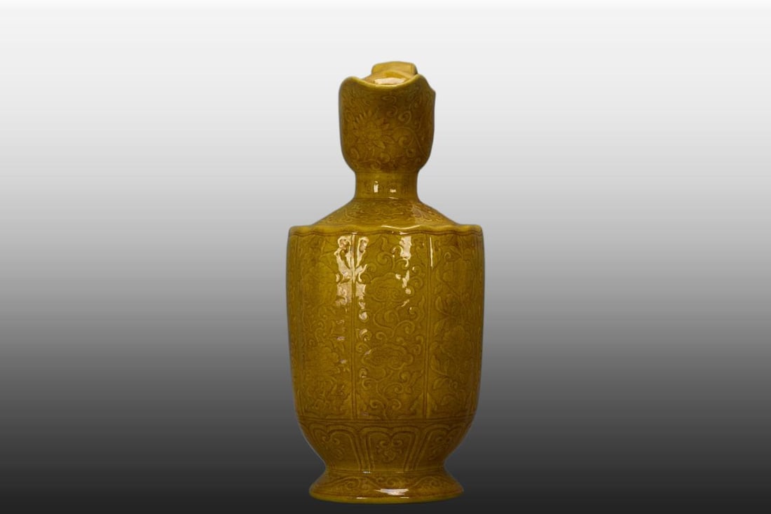 A Exquisite Yellow Glaze Carved Interlocking Lotus Pattern Vase: A Exquisite Yellow Glaze Carved Interlocking Lotus Pattern Vase,Ming Dynasty, China,Size:12inx4.5inx7.1inx4.3in
