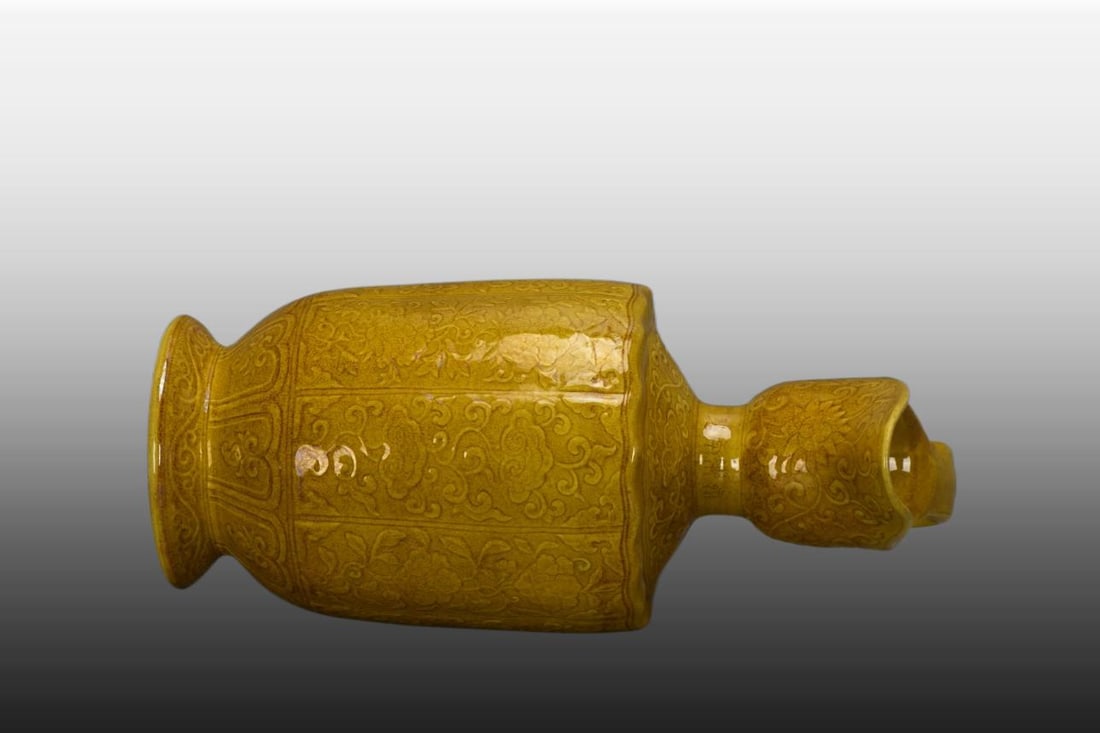 A Exquisite Yellow Glaze Carved Interlocking Lotus Pattern Vase - 6