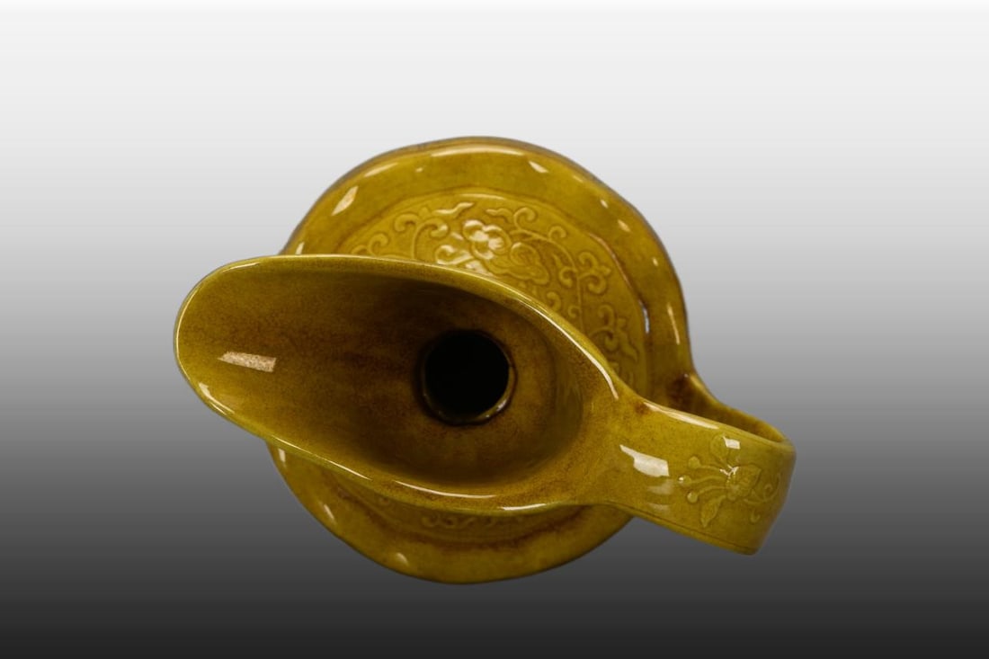 A Exquisite Yellow Glaze Carved Interlocking Lotus Pattern Vase - 7