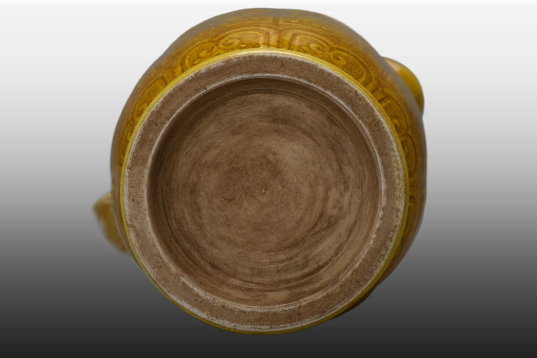 A Exquisite Yellow Glaze Carved Interlocking Lotus Pattern Vase - 8