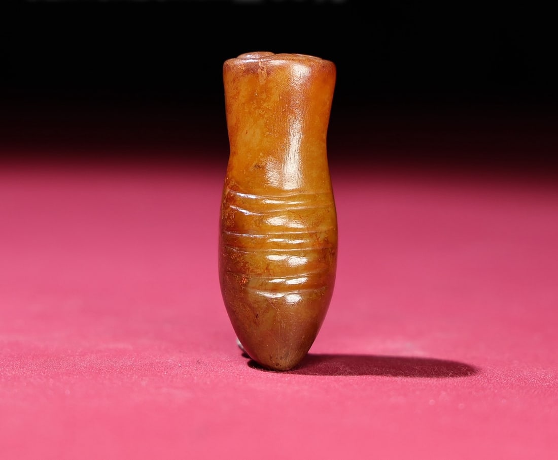 A Exquisite Hetian Jade Cicada Pendant: A Exquisite Hetian Jade Cicada Pendant,Han Dynasty, China,Size:2inx0.7inx0.8in,Weight:39g 和田玉蝉挂饰,中国汉代