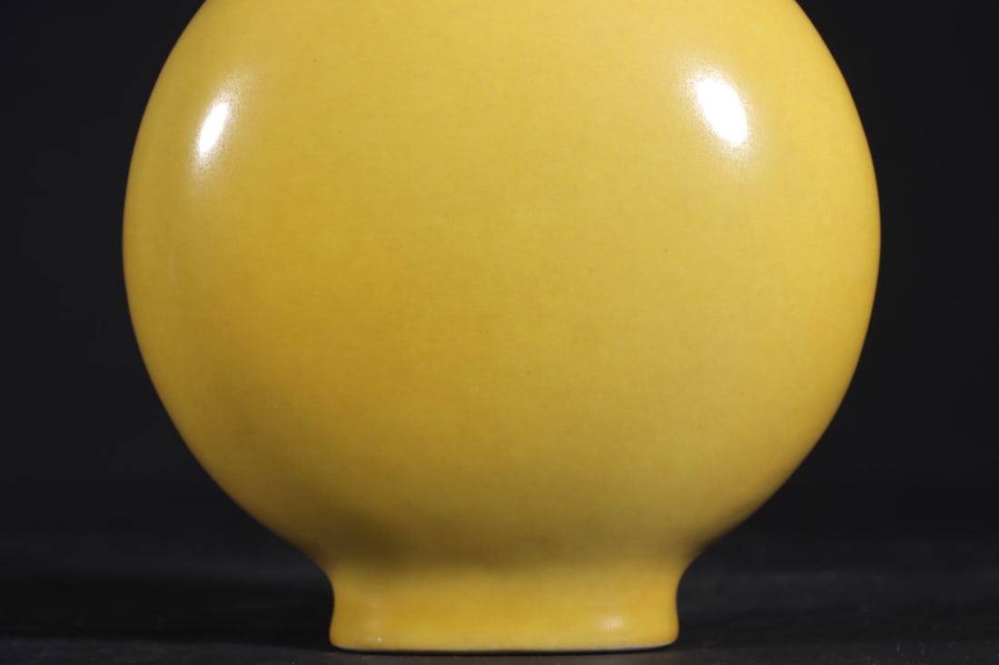 A Exquisite Yellow Glazed Double-Ears Vase - 3