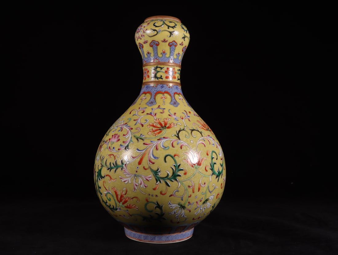 A Exquisite Famille-Rose Interlocking Lotus Flower Pattern Vase: A Exquisite Famille-Rose Interlocking Lotus Flower Pattern Vase,Qing Dynasty, China,Qianlong Six-character Mark,Size:13.5inx7.9inx4.1in 粉彩缠枝莲花卉纹