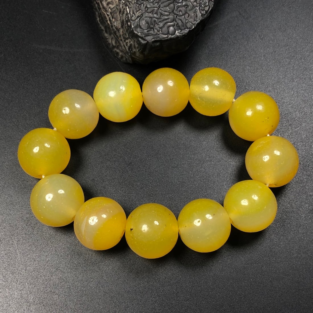 A Exquisite Yellow Agate Bracelets: A Exquisite Yellow Agate Bracelets,Qing Dynasty, China,Size:0.8in,Weight:118.4g 黄玛瑙手串,中国清代