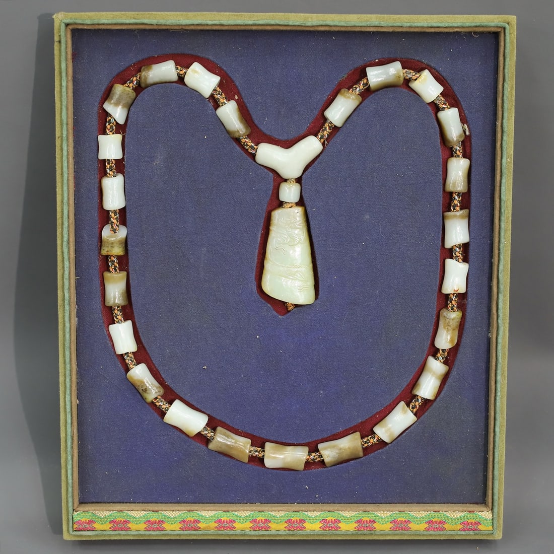 A Exquisite Hotan Jade Necklace: A Exquisite Hotan Jade Necklace,Qing Dynasty, China,Weight:573.7g 和田玉项链,中国清代