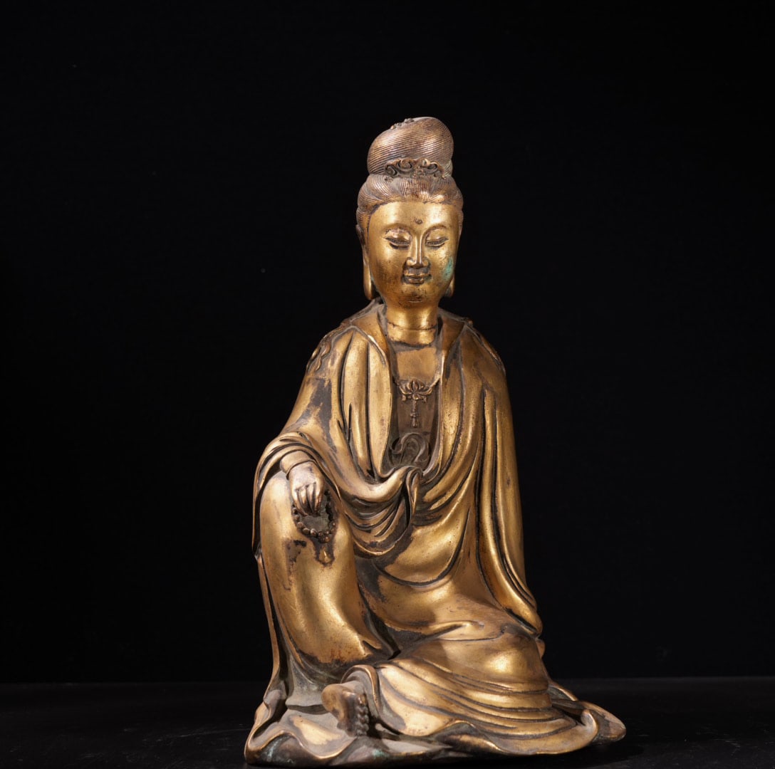 A Exquisite Gilt Bronze Statue of Avalokitesvara Ornament: A Exquisite Gilt Bronze Statue of Avalokitesvara Ornament,Ming Dynasty, China,Xuande Six-character Mark,Size:11.8inx6.7in,Weight:6010g 铜鎏金观音摆件,中