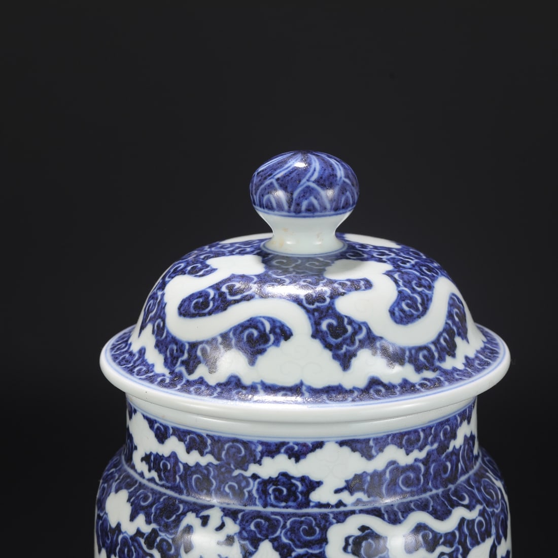 A Exquisite Blue and White Dragon Pattern Jar - 3