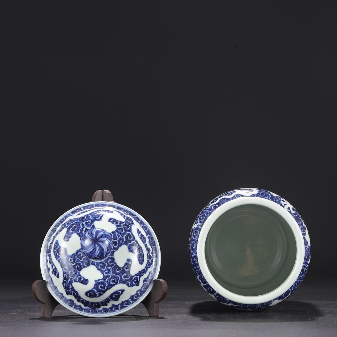 A Exquisite Blue and White Dragon Pattern Jar - 4