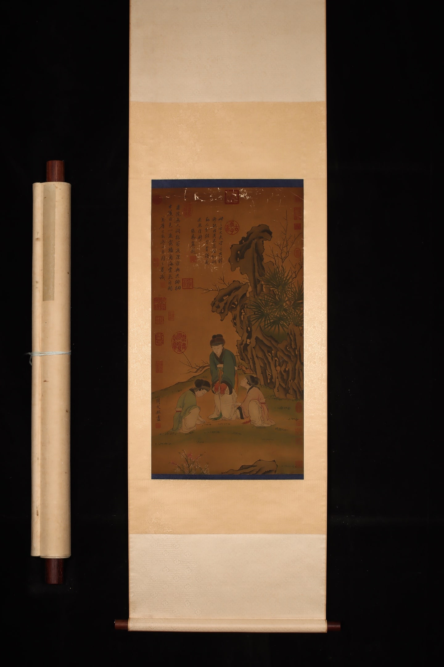 A Chinese Vertical Scroll Ink Painting of Figures on Silk: A Chinese Vertical Scroll Ink Painting of Figures on Silk,Song Dynasty, China,Zhou Wenju,without frame size:34.3inx18.1in 一幅中国水墨绢本人୰
