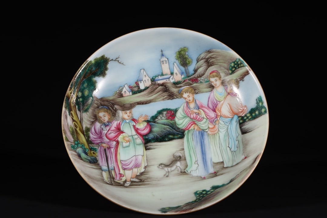 A Exquisite Famille-Rose Figures Pattern Plate: A Exquisite Famille-Rose Figures Pattern Plate,Qing Dynasty, China,Yongzheng Six-character Mark,Size:2.8inx6.9in 粉彩人物纹盘,中国清代,Ƃ