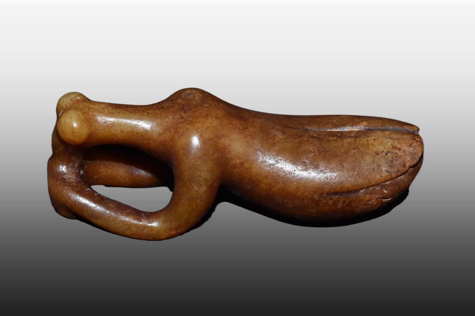 A Exquisite Gaogu Jade Mantis Ornament: A Exquisite Gaogu Jade Mantis Ornament,Ancient Time, China,Size:4.7inx1.7in,Weight:150g 高古玉螳螂摆件,远古时期