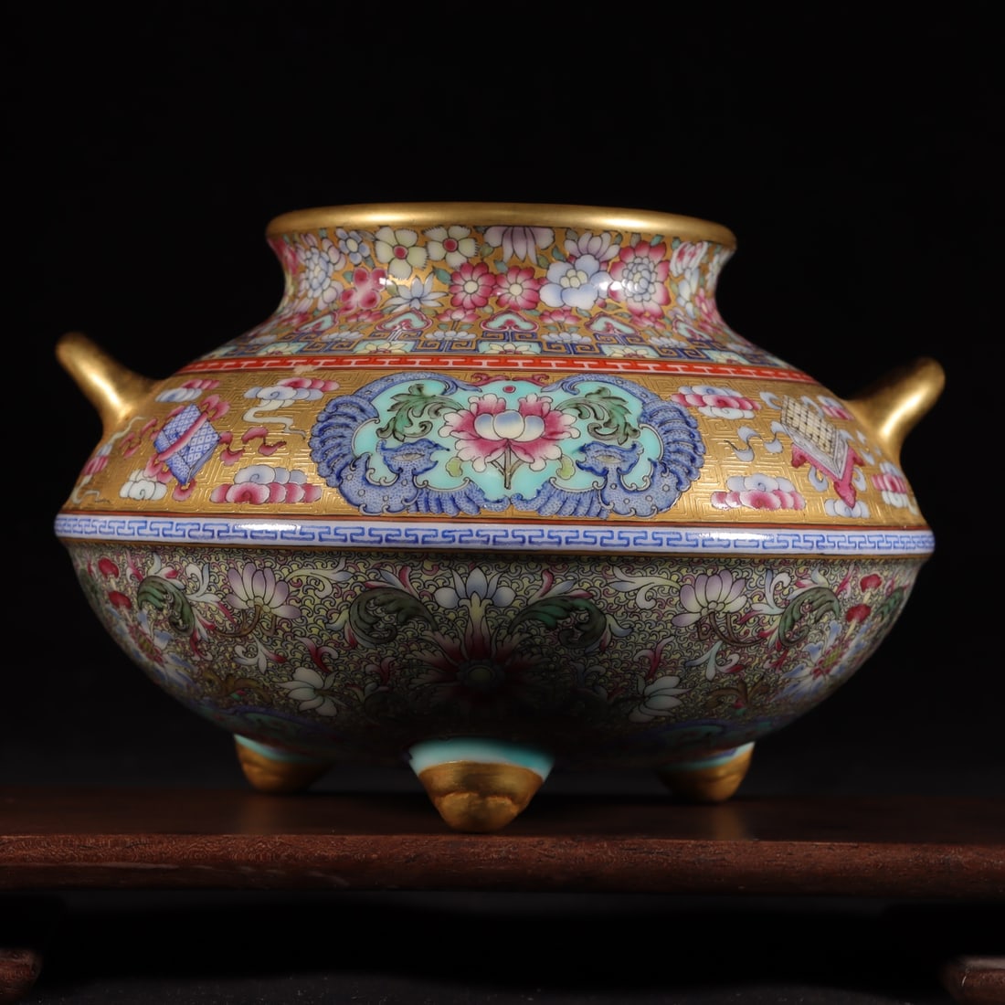 Famille-Rose Painted Gold Flower Pattern Censer: Famille-Rose Painted Gold Flower Pattern Censer,Qing Dynasty, China,Qianlong Four-character Mark,Size:4.1inx3.3in 粉彩描金花卉纹炉,中国ę