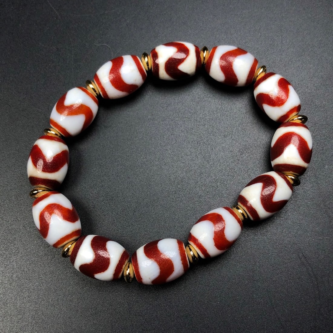 A Exquisite Tiger Tooth Dzi bead Bracelets: A Exquisite Tiger Tooth Dzi bead Bracelets,Qing Dynasty, China,Size:0.6inx0.5in,Weight:44.3g 虎牙天珠手串,中国清代
