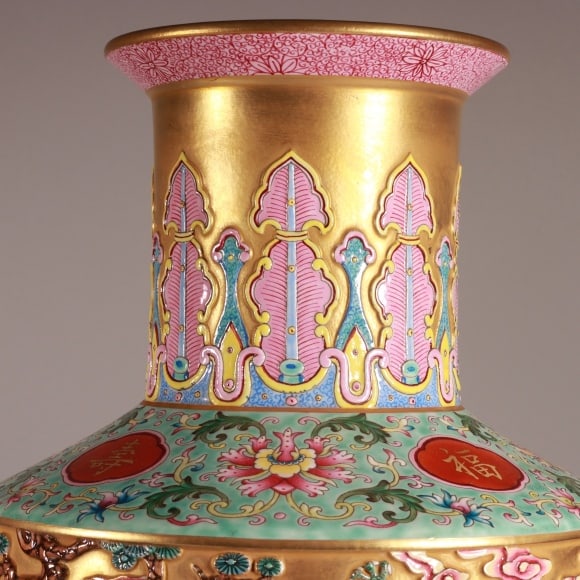 A Exquisite Enamel Gold Ground Arhat Pattern Vase - 2