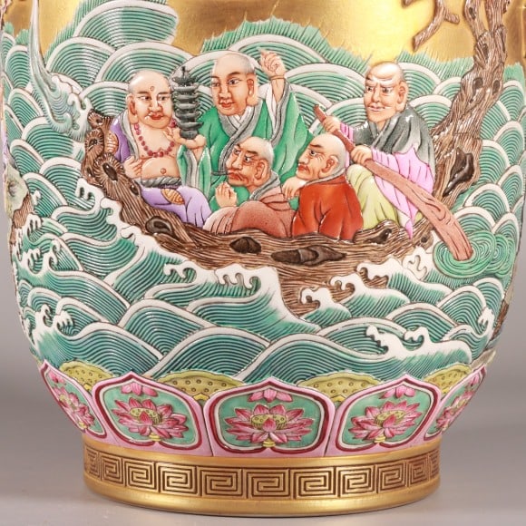 A Exquisite Enamel Gold Ground Arhat Pattern Vase - 4