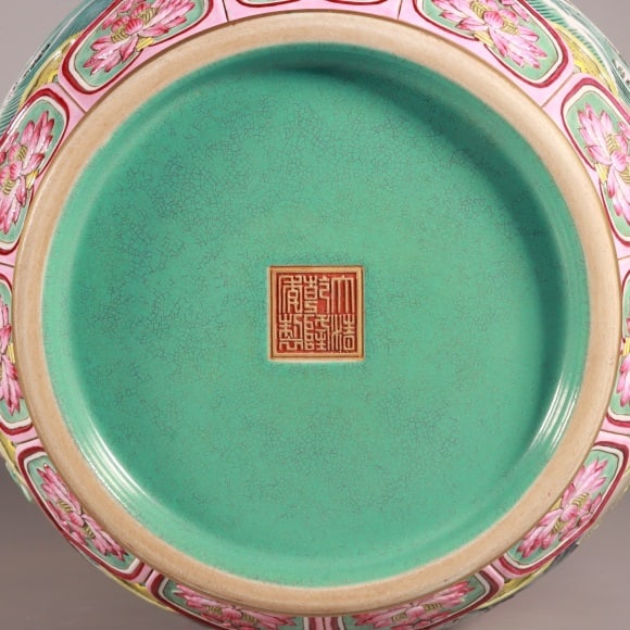 A Exquisite Enamel Gold Ground Arhat Pattern Vase - 9