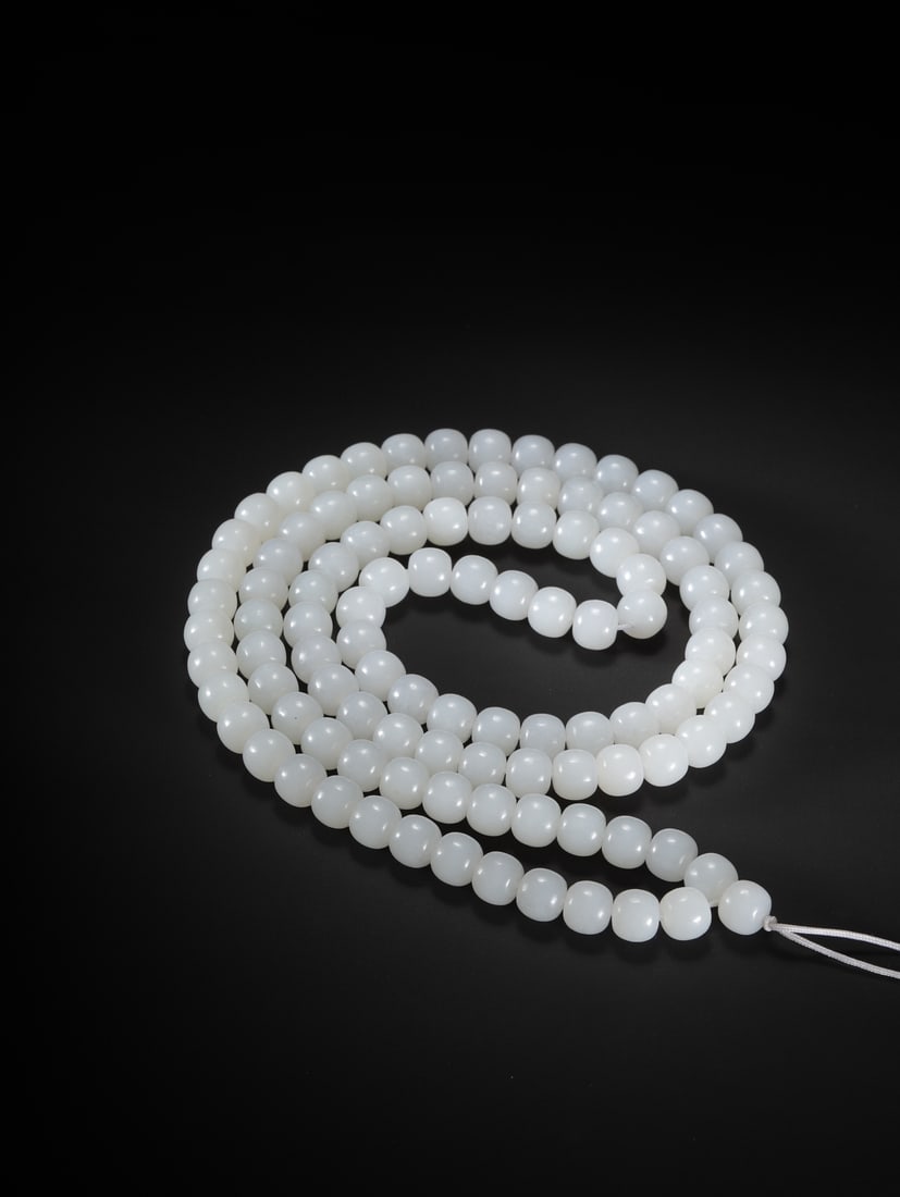 A Exquisite Hotan Jade Necklace: A Exquisite Hotan Jade Necklace,Qing Dynasty, China,Size:0.4in,Weight:167g 和田玉项链,中国清代