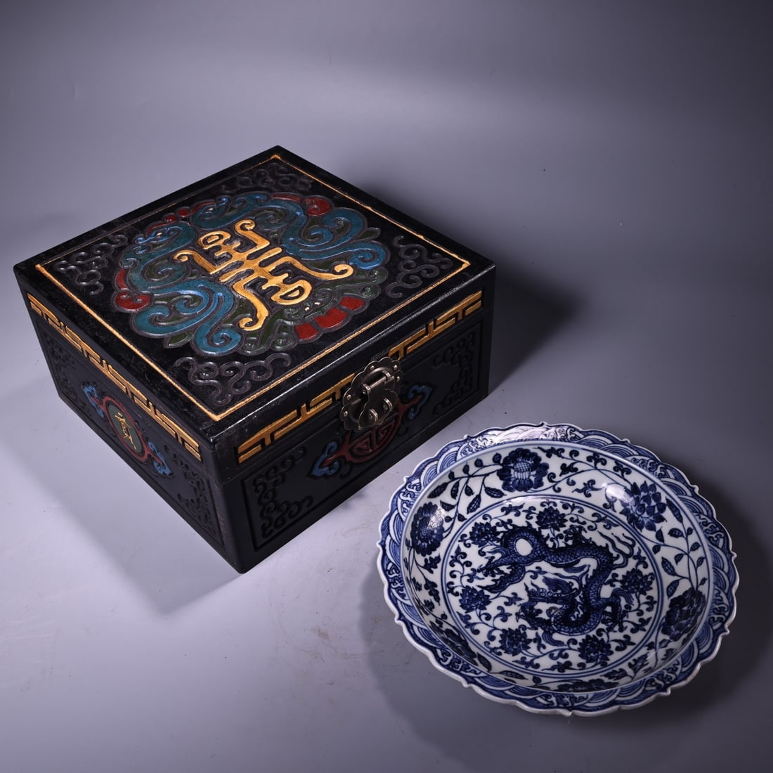 A Exquisite Blue and White Dragon Pattern Plate: A Exquisite Blue and White Dragon Pattern Plate,Qing Dynasty, China,Xuande Six-character Mark,Size:2.4inx5.5in ,Weight:175g