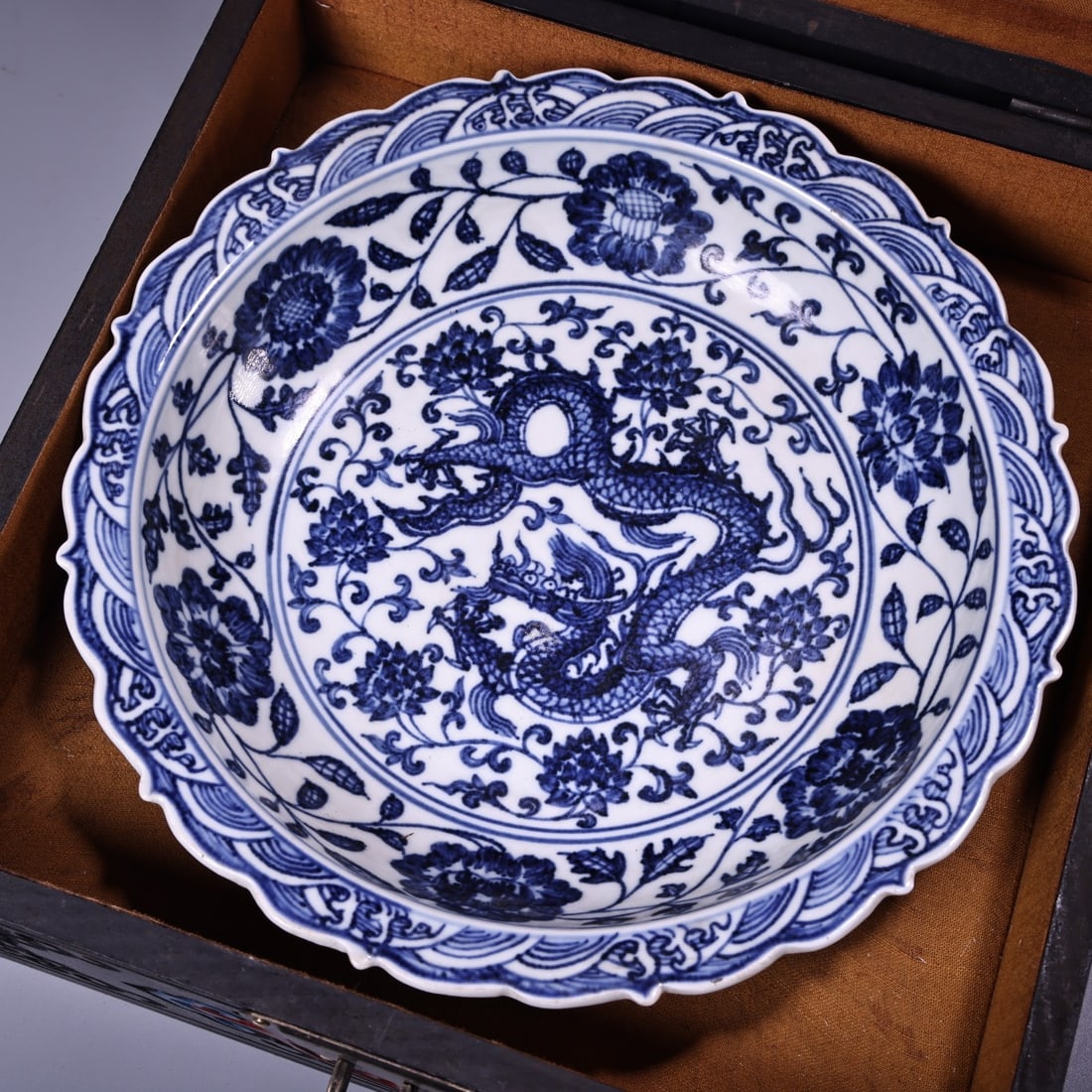 A Exquisite Blue and White Dragon Pattern Plate - 4