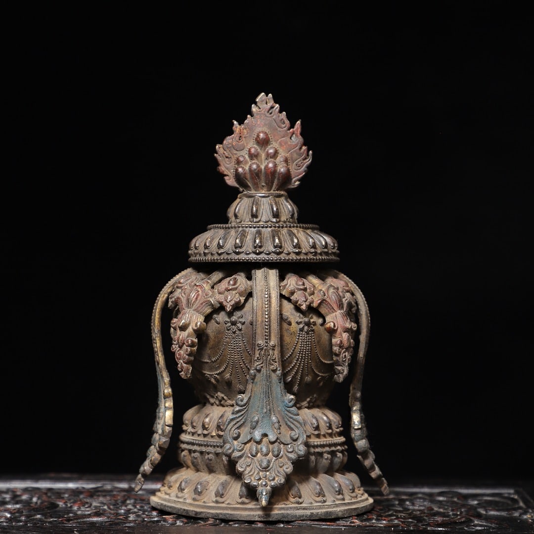 A Exquisite Gold-Foiled Bronze Scroll Pattern Jar: A Exquisite Gold-Foiled Bronze Scroll Pattern Jar,Qing Dynasty, China,Size:8.7inx4.7inx1.2in,Weight:1700g 铜拓金卷草纹罐,中国清代